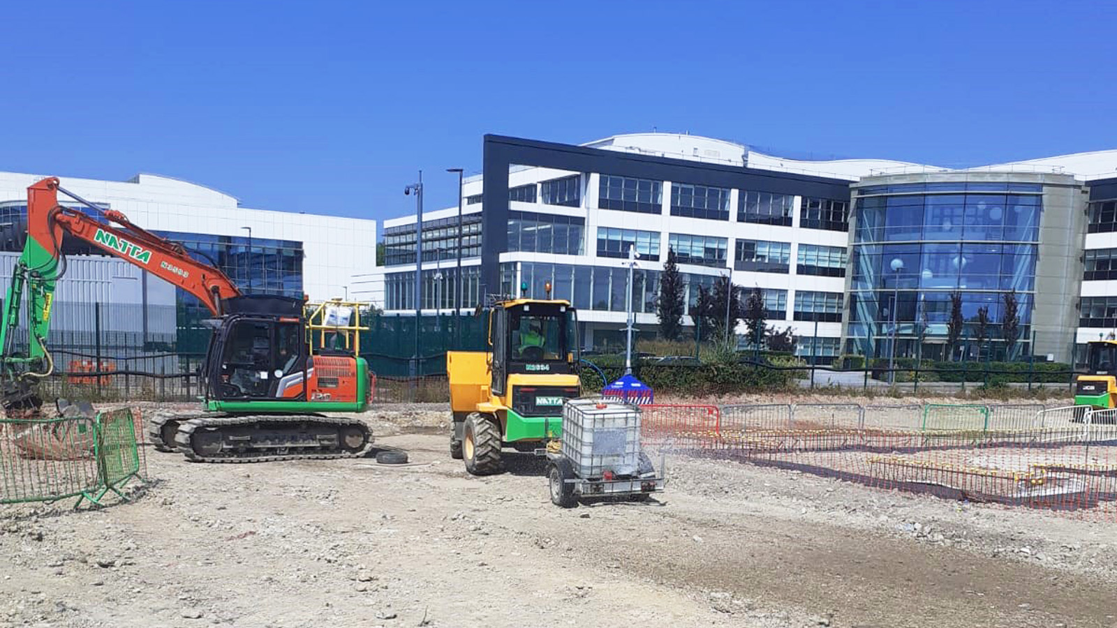 KLON3 Kao Park, Harlow - Slider Image 2 | Natta Excavator and dumper working on ground levelling and site preparation at Data Centre site.
