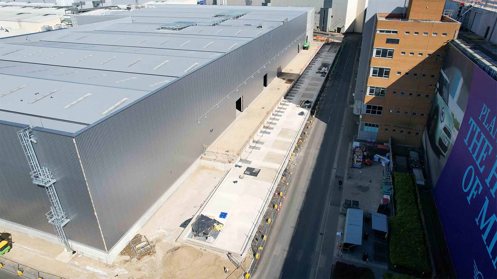 New industrial facility in Oxford. | Natta Aerial view of a newly constructed industrial warehouse with steel cladding and external works - BMW Mini Plant Oxford - Groundworks Package